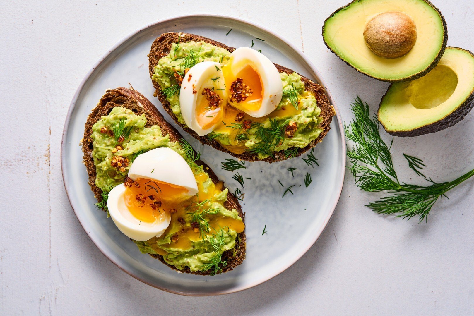 Zuurdesembrood met avocado en ei